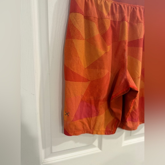Lululemon Men’s Pace Breaker Shorts Orange Geometric Print Size M - Picture 7 of 12